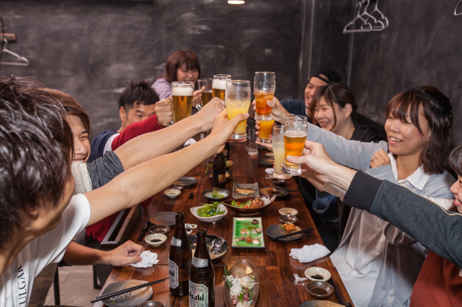 若手スタッフが乾杯する様子