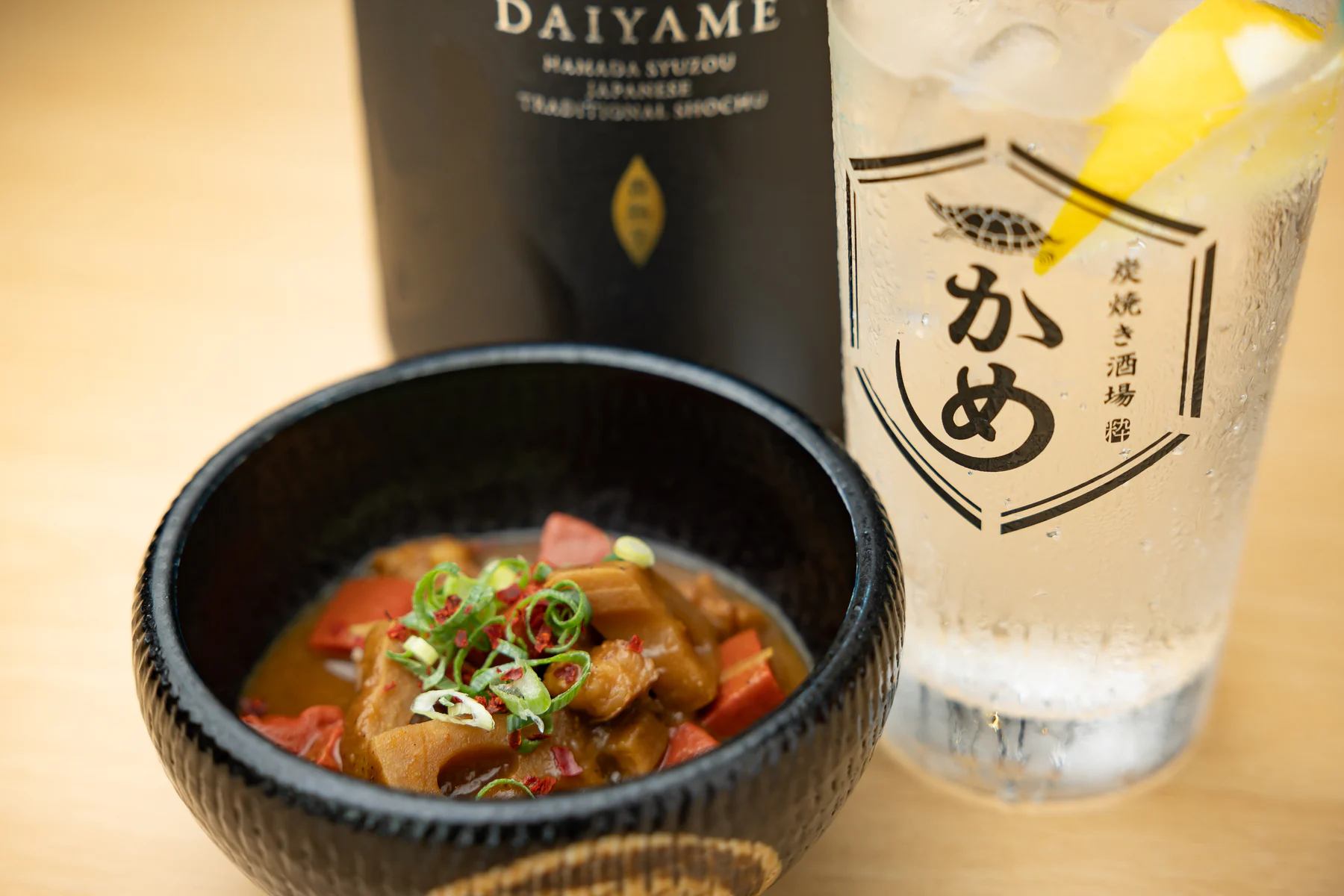 かめの煮込みと焼酎ソーダ