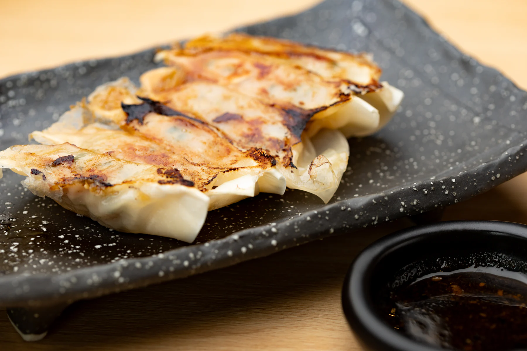 焼き目をつけた自家製餃子