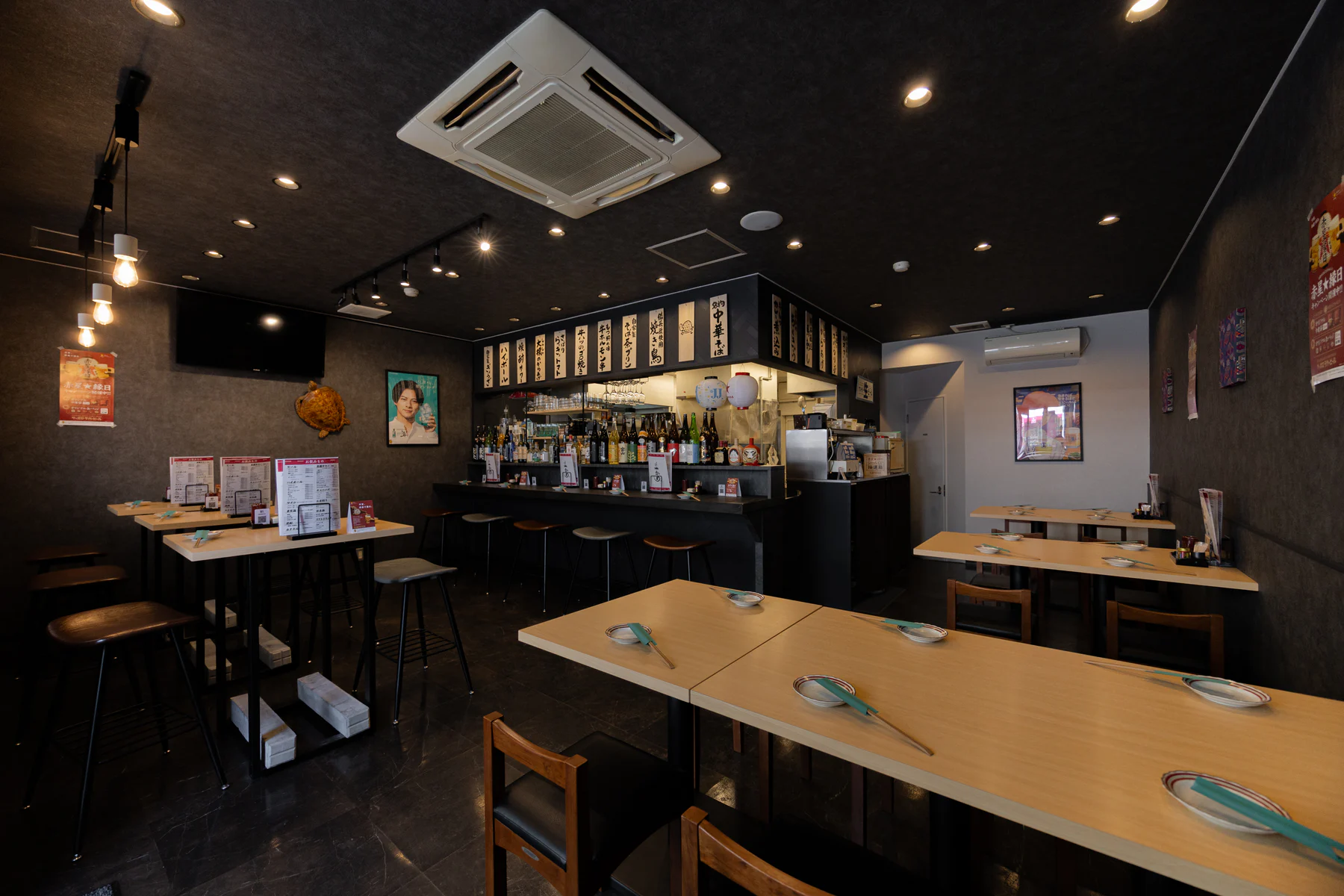 カウンターとテーブルを見渡せるかめの店内