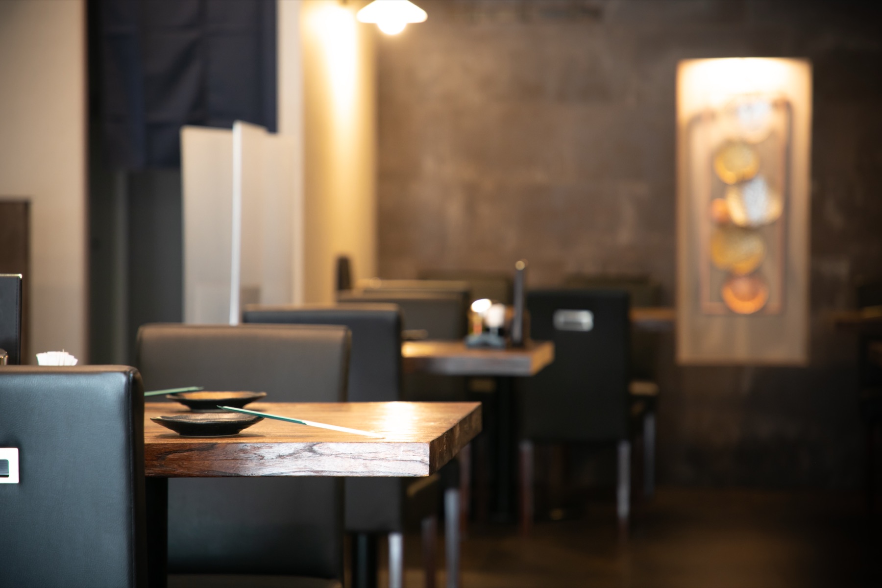 木の温もりを感じる店内